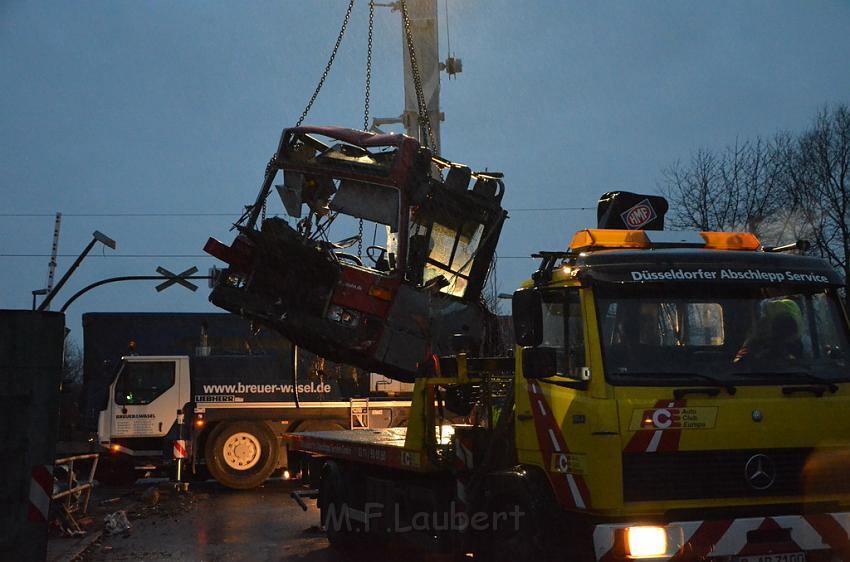 Schwerer VU Bus Zug Düsseldorf P557.JPG